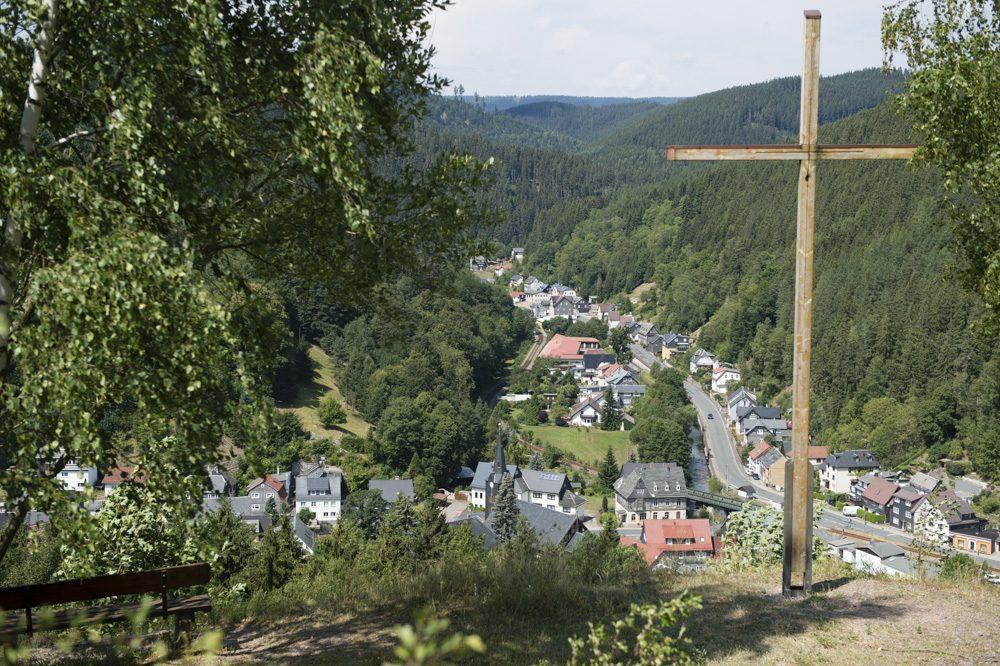 Blick vom Gipfelkreuz auf Mellenbach-Glasbach im Tal